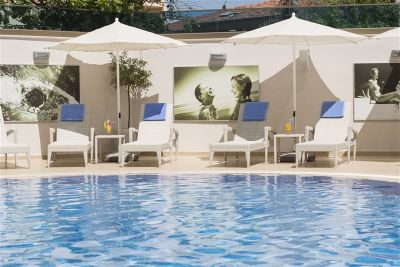 Pool Bar
